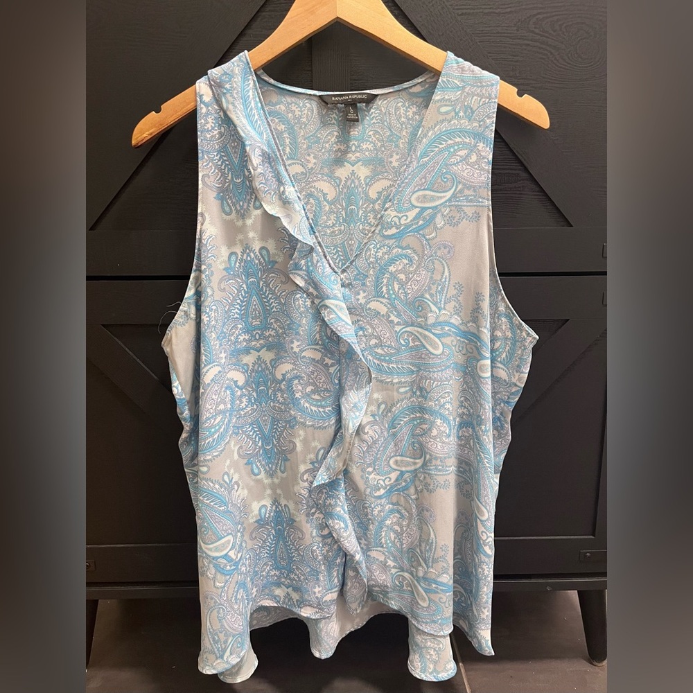 Like new! Banana Republic blue & grey paisley v-neck sleeveless peplum top